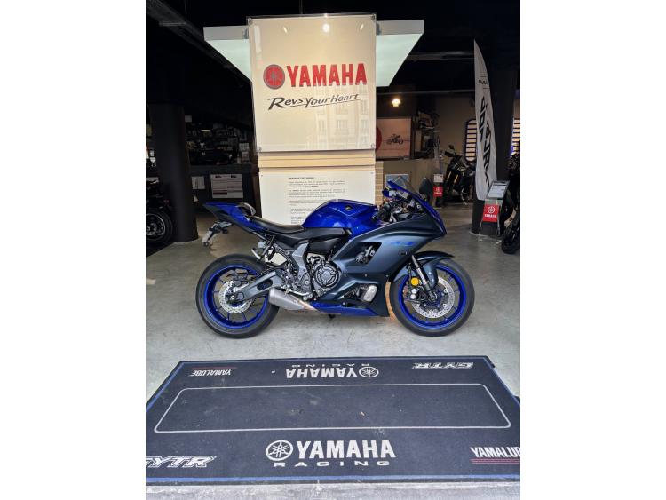YAMAHA R7